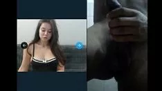 网络摄像头：putas calientes reaccionan a la verga de mi amigo (separatee 2).-