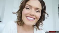 ボソミー熟女treadmomは不信の階段で楽しむ必要があります