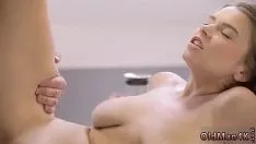 Vieux père de bande de roulement vieux gentleman ingénieux avec un k immature. mademoiselle