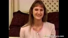 চালান হার্লট কিটি-বিড়ালকে খোঁচা দেয়