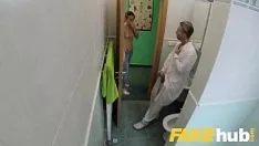 Oynat Yanlış tanıtılan revir doktorları, hızlı, pürüzsüz tıraşlı pisi-kedi dışarı çıkma özleminin ortasında ups